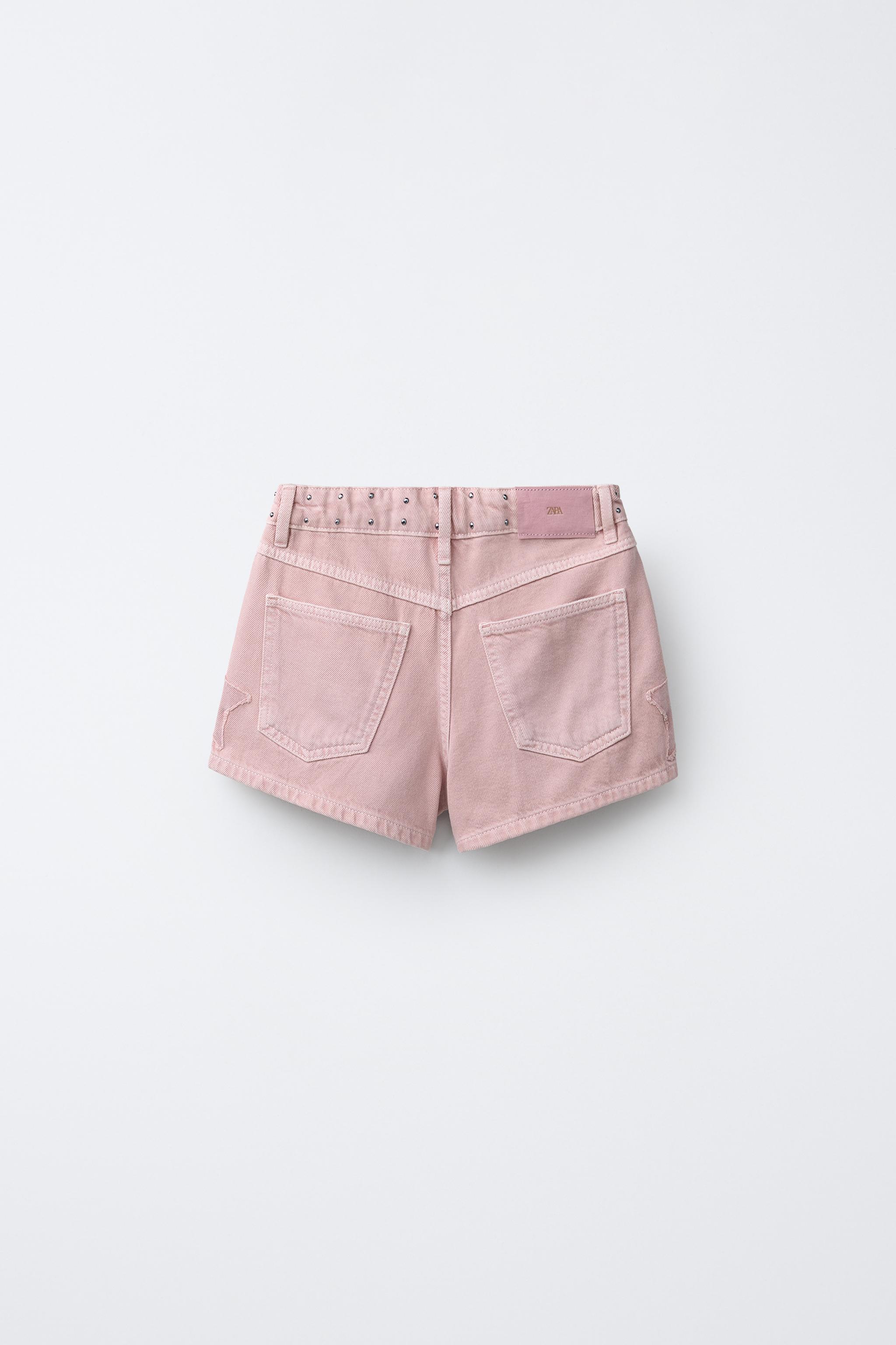 SHORT EN JEAN AVEC PIÈCE ÉTOILE ET CLOUS